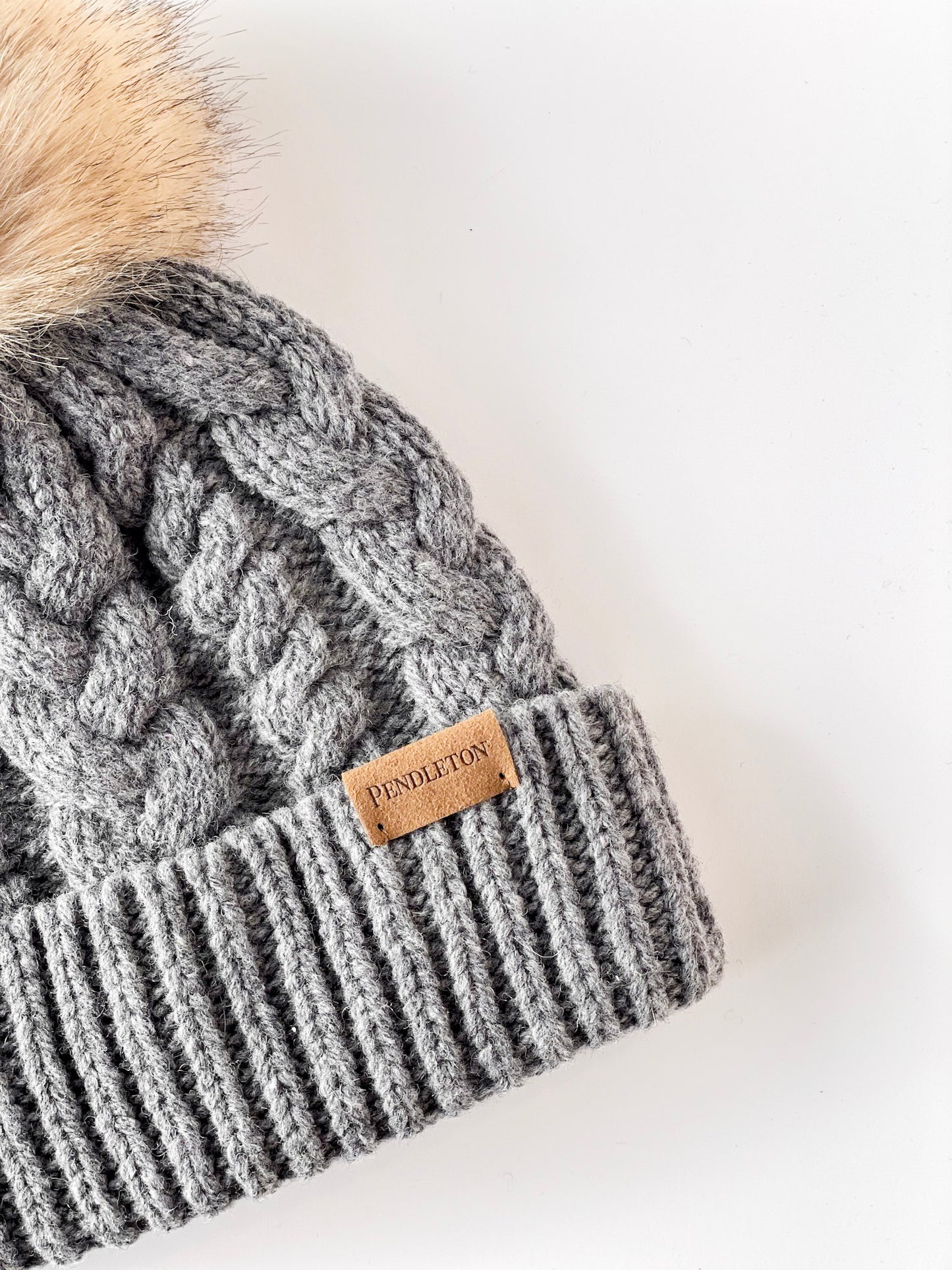 Bonnet en tricot torsadé