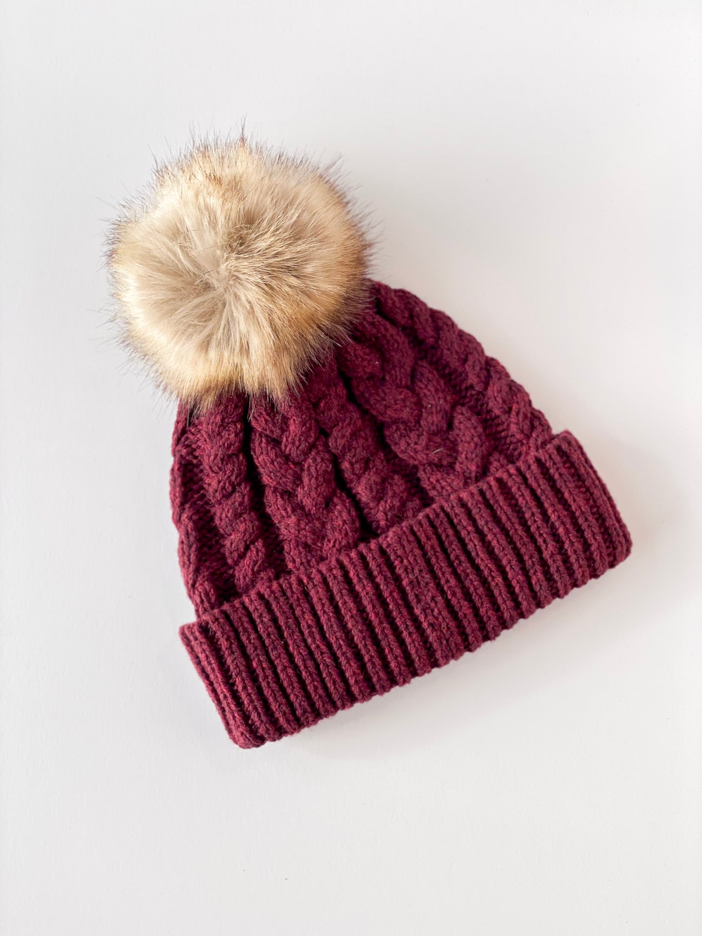 Bonnet en tricot torsadé