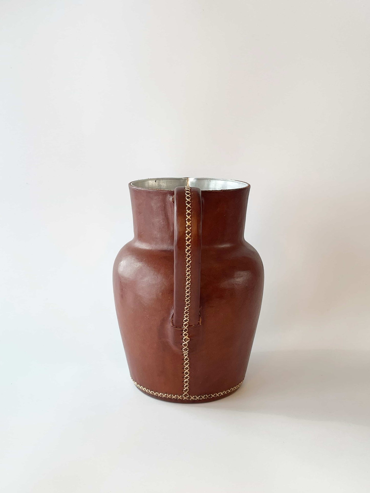 Calliata carafe handle seam