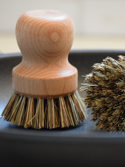 Pot and pan brush